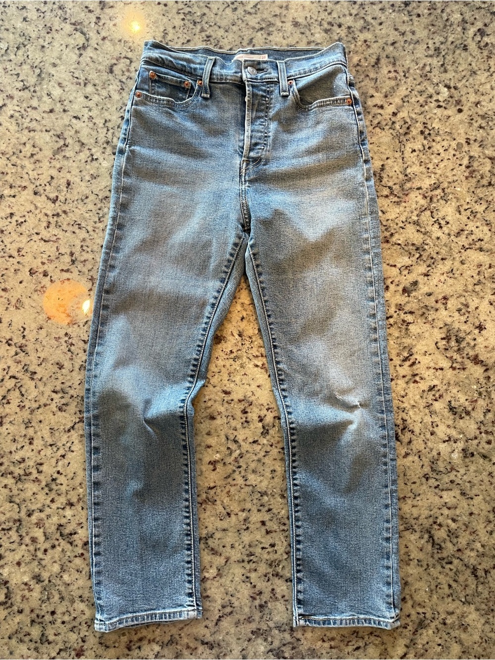 New Levi’s “wedgie straight”High-Rise Buttonfly straightleg Jeans Light Wash 28